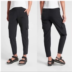 Athleta Chelsea cargo cropped ankle pant black womens size 8 athleisure athletic